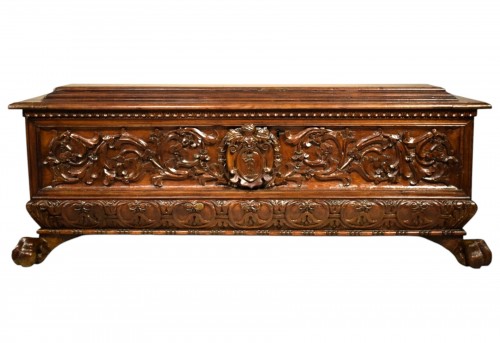 Noble chest in carved walnut - Florence 18th  century